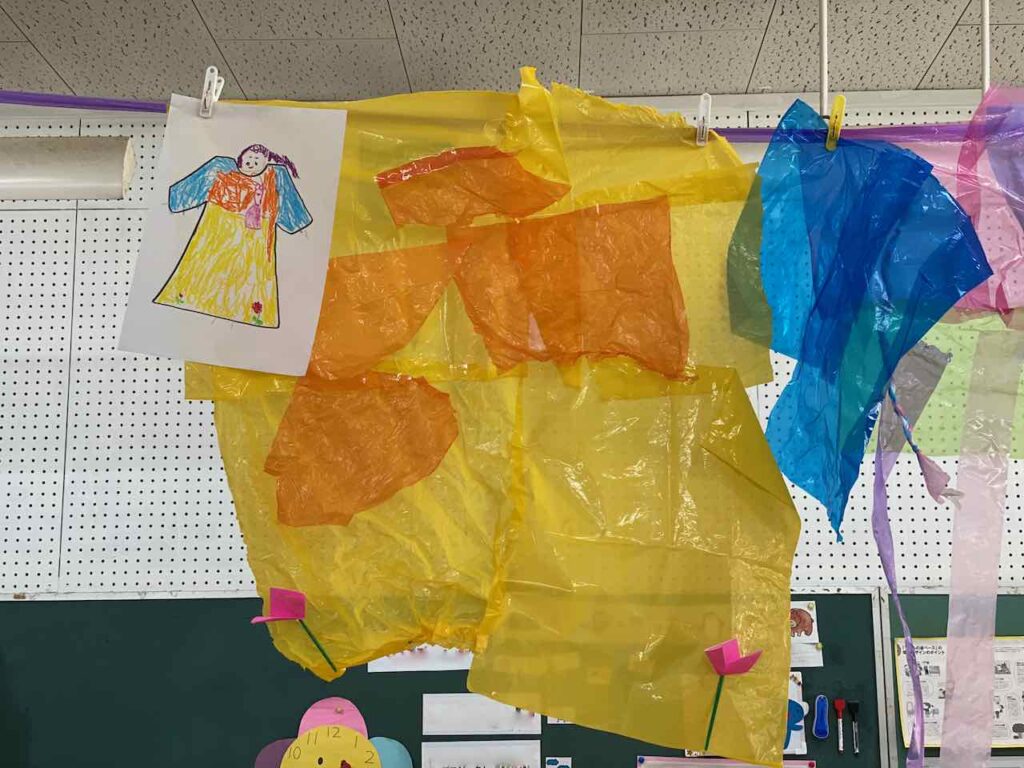 子どもが描いたデザイン画と、そのイメージから作った服