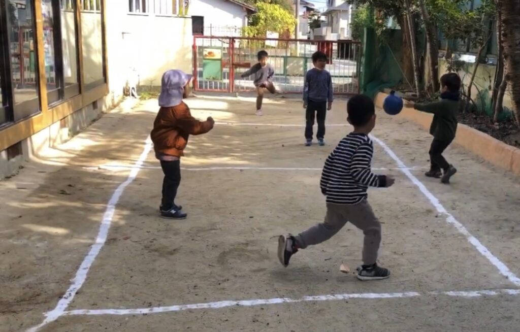ドッジボールの人数を考える子どもたち