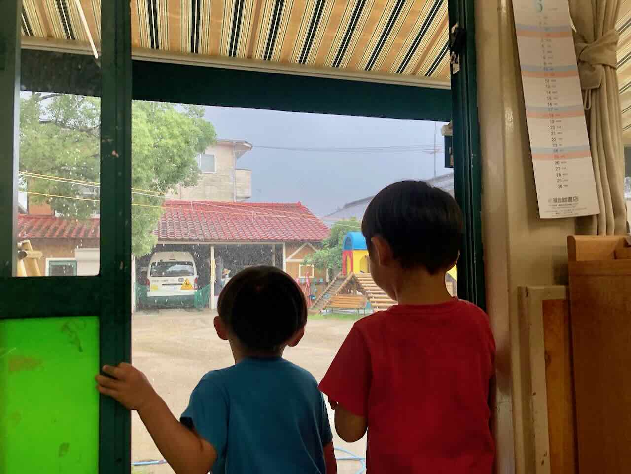 大雨の日の子どもたち