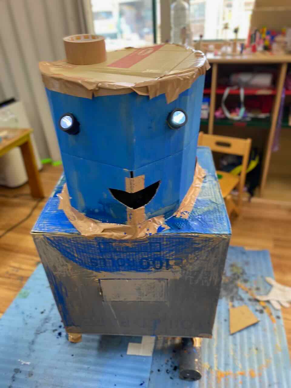ロボット、目が光る