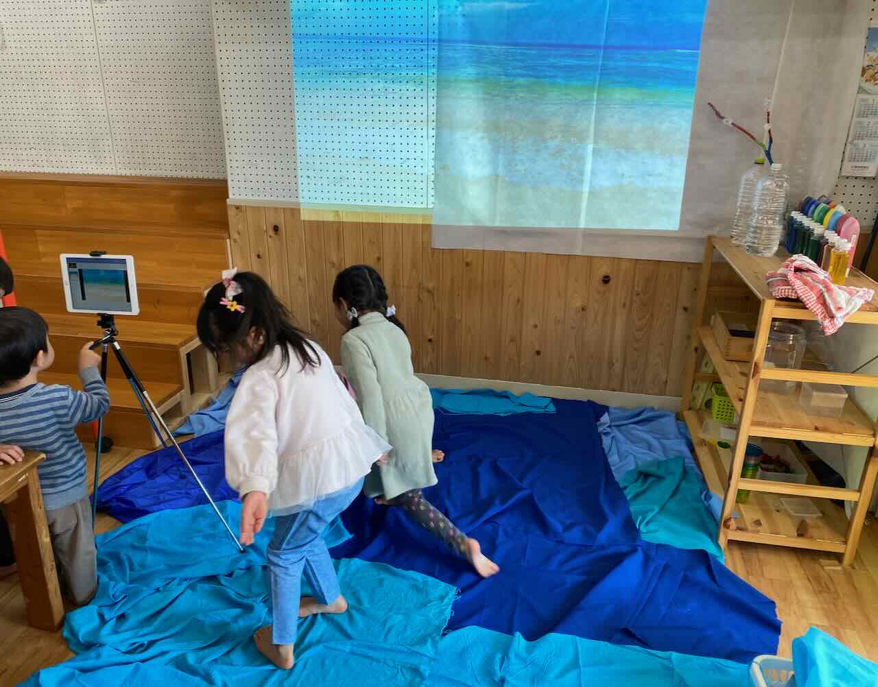 プロジェクターと布で「海」