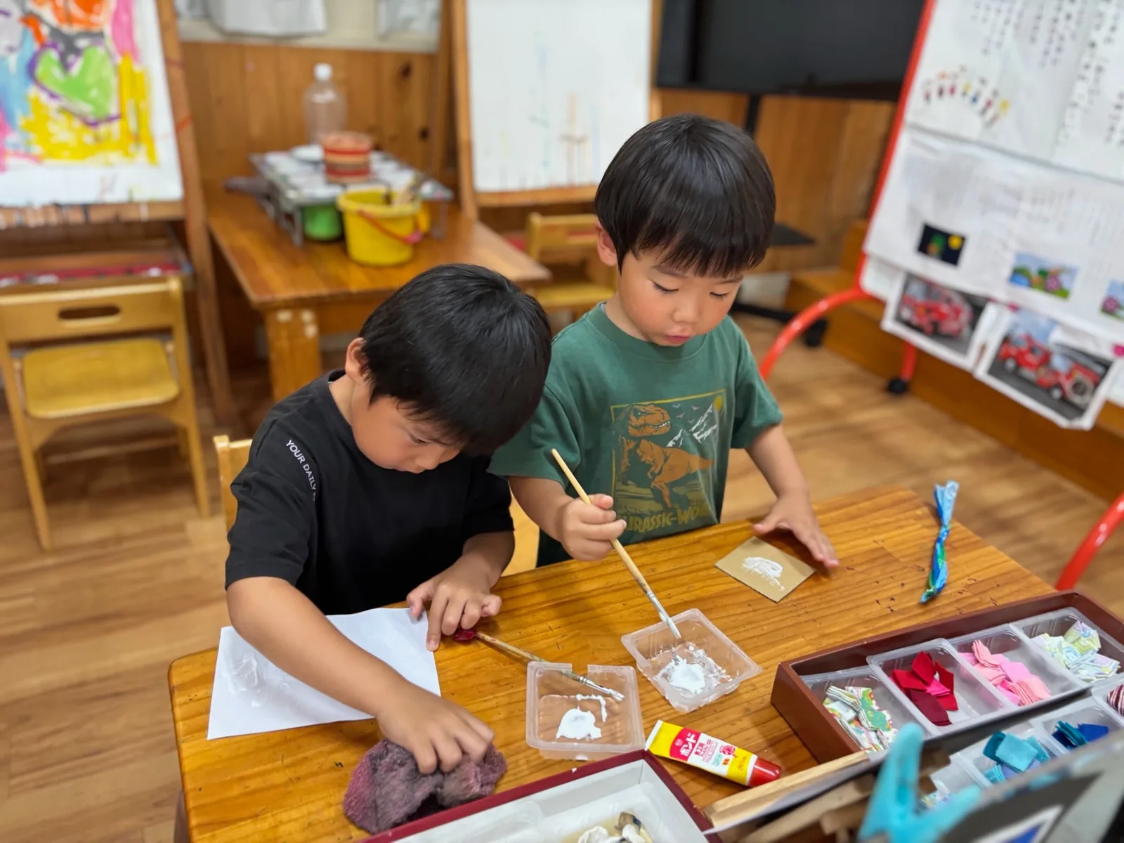 段ボールを使い、友達と作る子どもたち