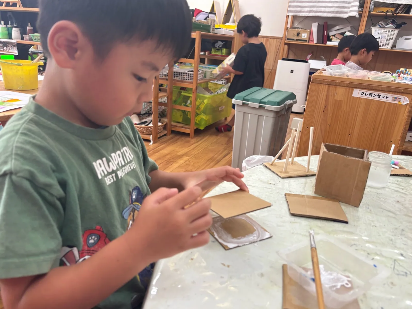段ボールの製作に手を加える子ども