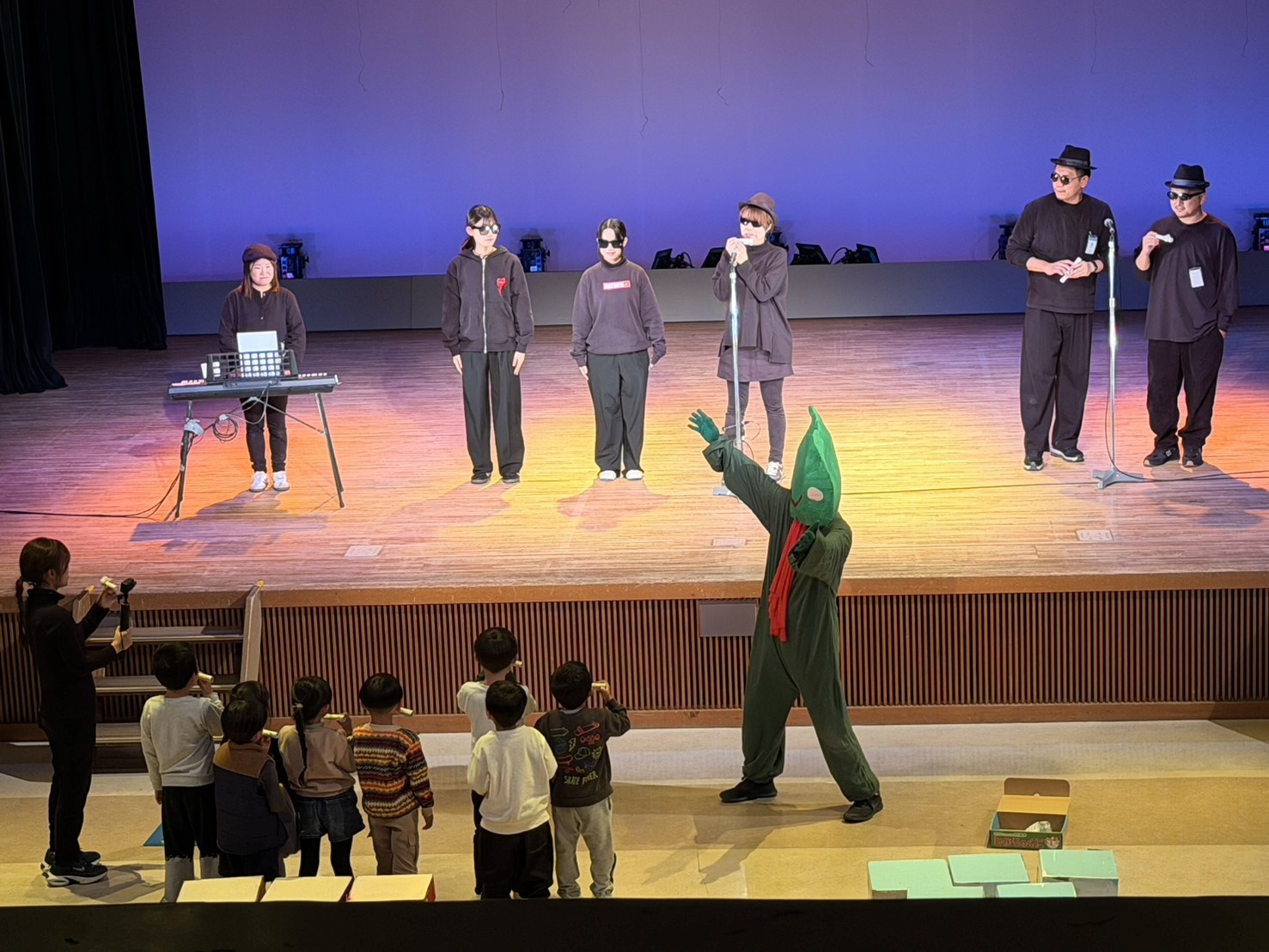 ごっこランドで保護者と職員のジャズバンドと一緒に演奏する子どもたち