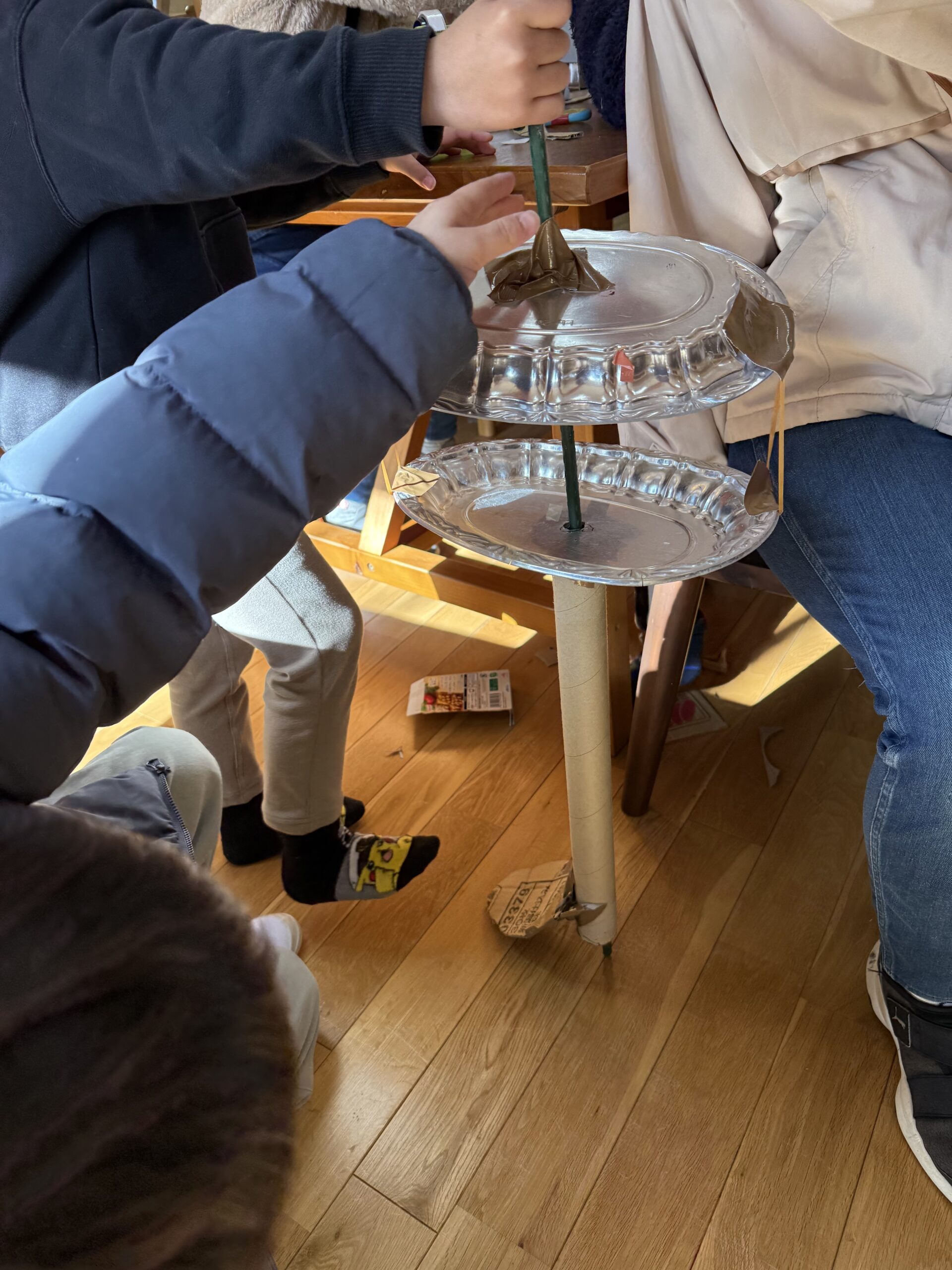ゴムでつないだ2枚の皿と筒で作ったハイハットの仕組み