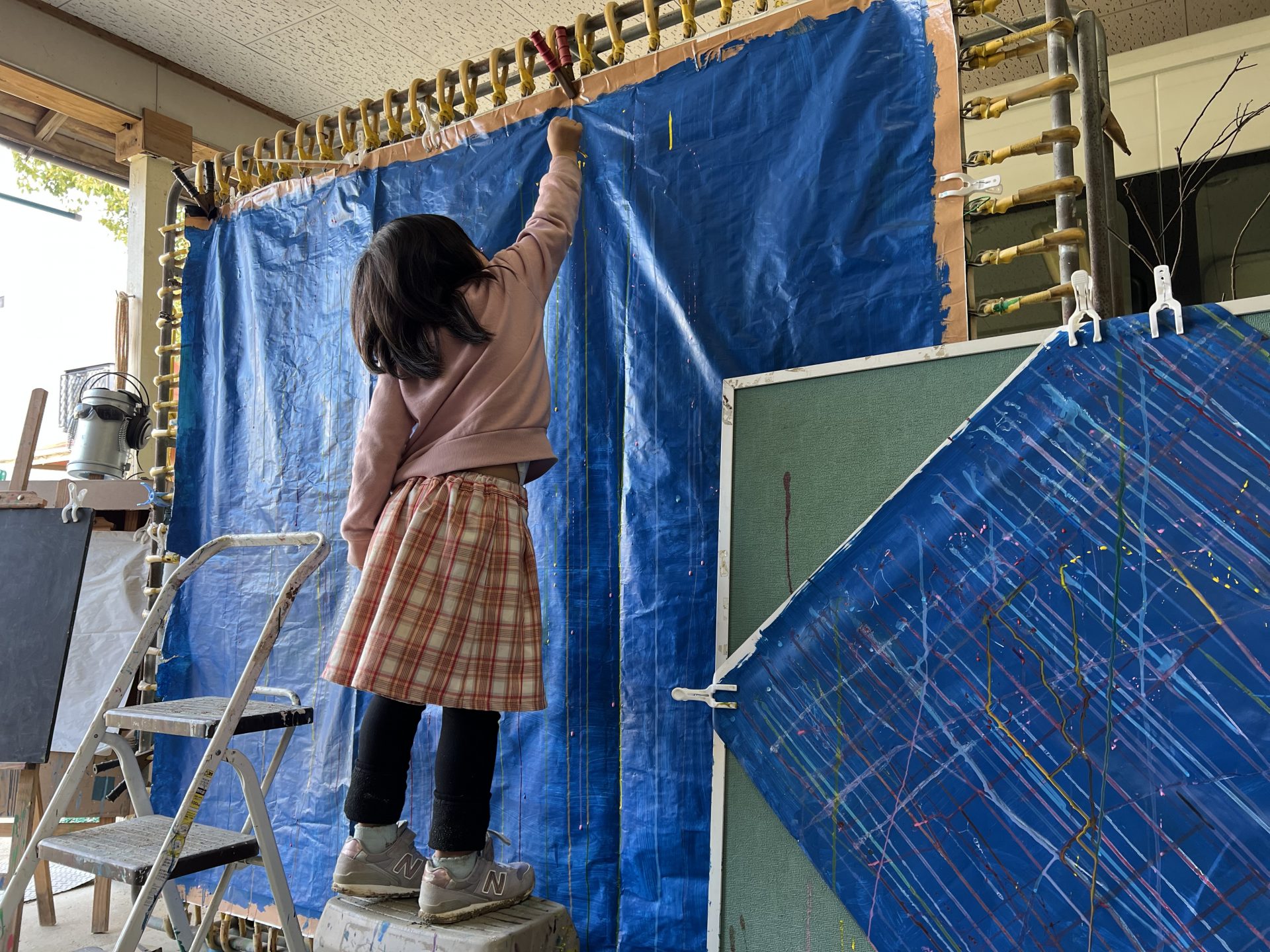 スポイトで絵の具を垂らす