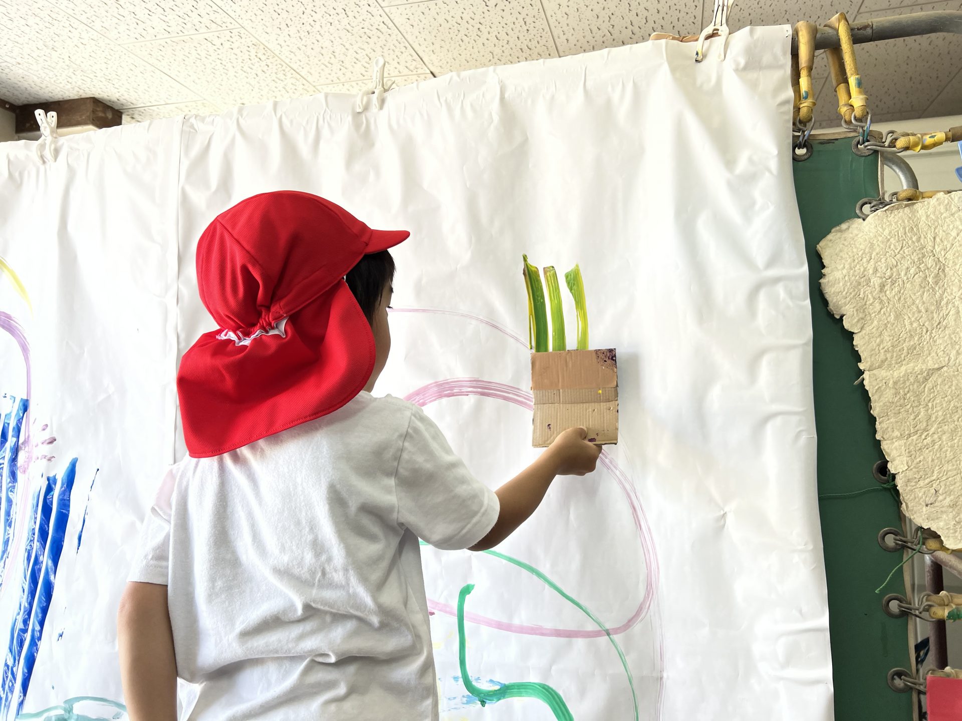 絵の具をスポンジで跡